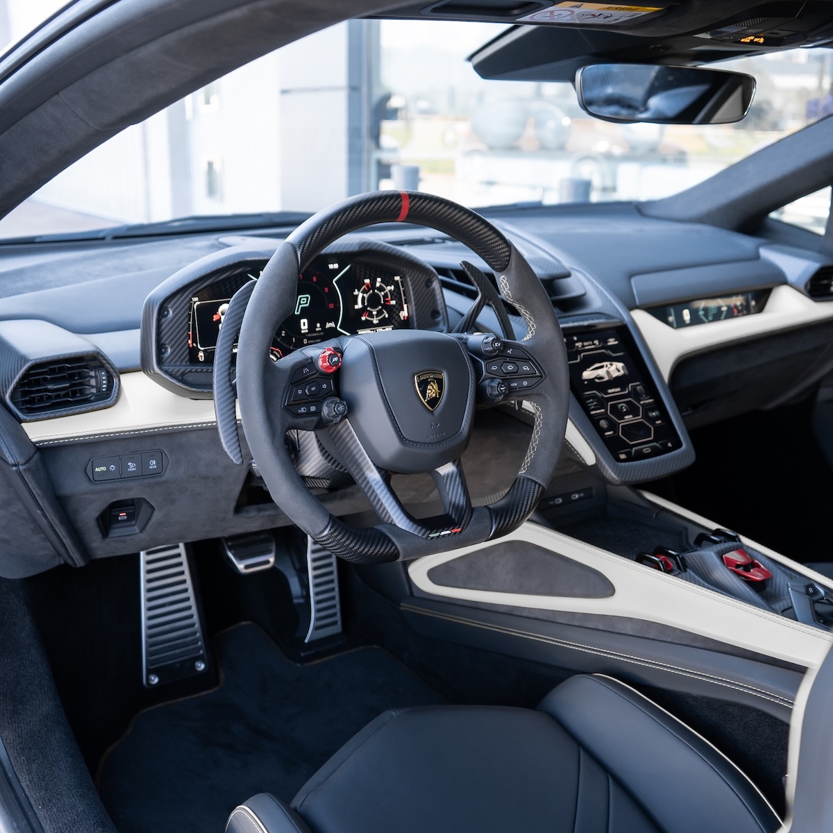 volante e interior lamborghini revuelto