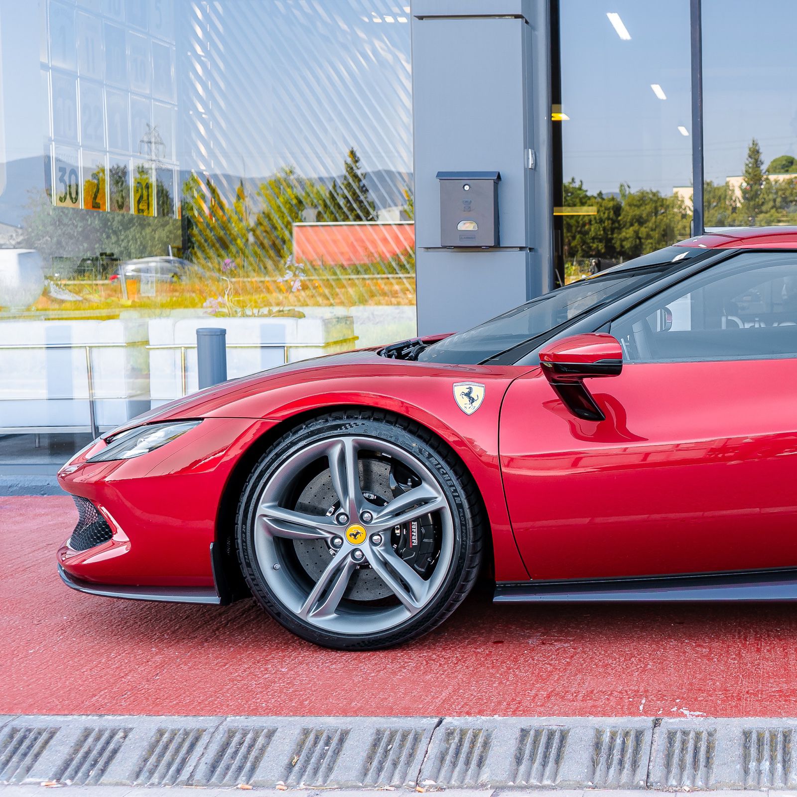 Llanta y frontal Ferrari 296 GTB